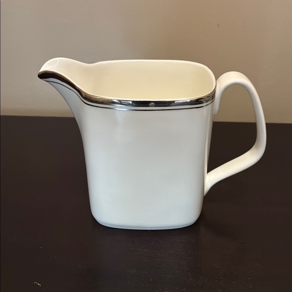 Roysl Doulton Platinum Concord Cresmer